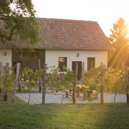 Edenkert Vendeghazak